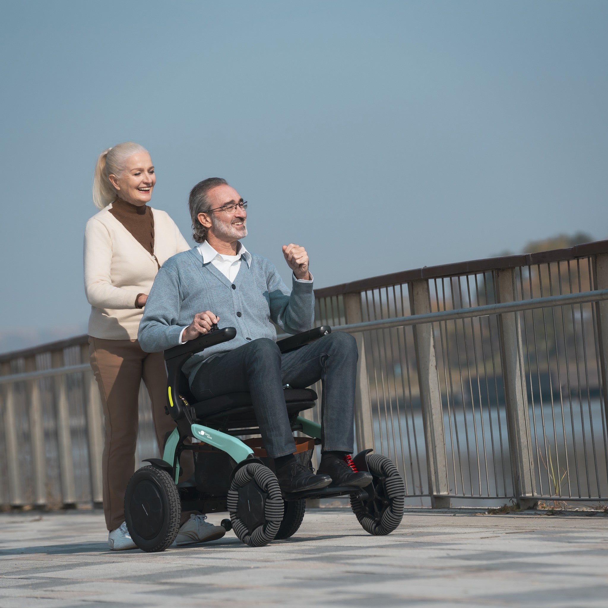Älteres Paar auf der Uferpromenade, der Mann fährt den Elektrorollstuhl E60 Pro Outdoor