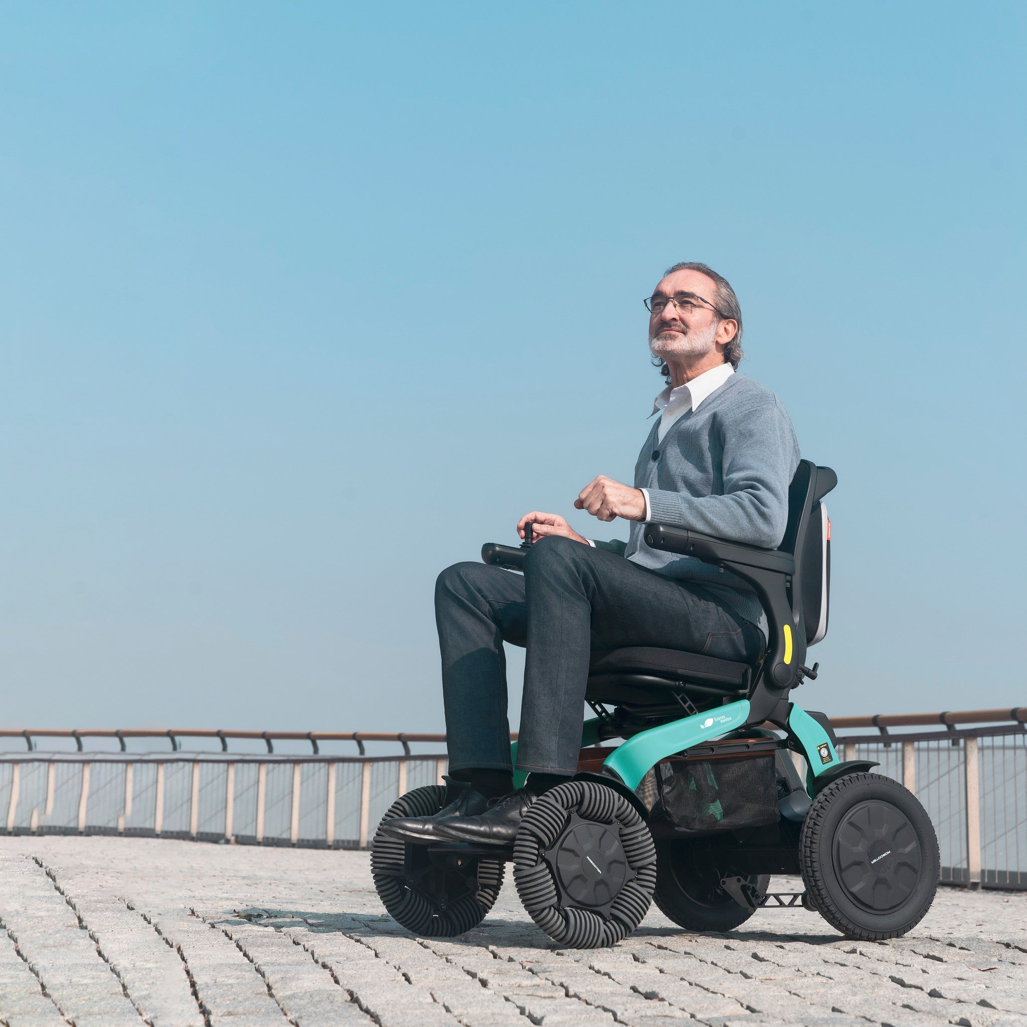 Elektrorollstuhl E60 Pro Outdoor auf der Seepromenade bei Sonnenschein