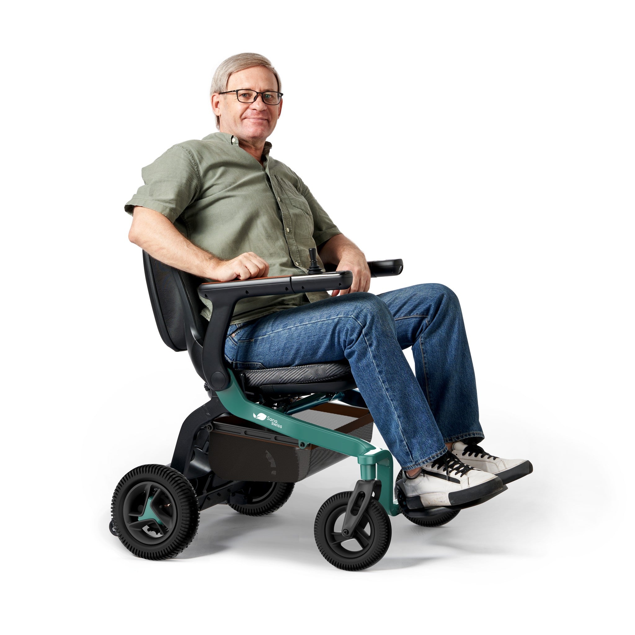 Älterer Mann sitzt bequem im Elektrorollstuhl E40 Indoor und bedient den Joystick